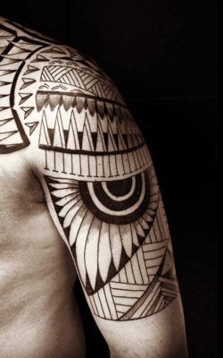  Tatouage maori, polynésien du haut du bras et de l'épaule